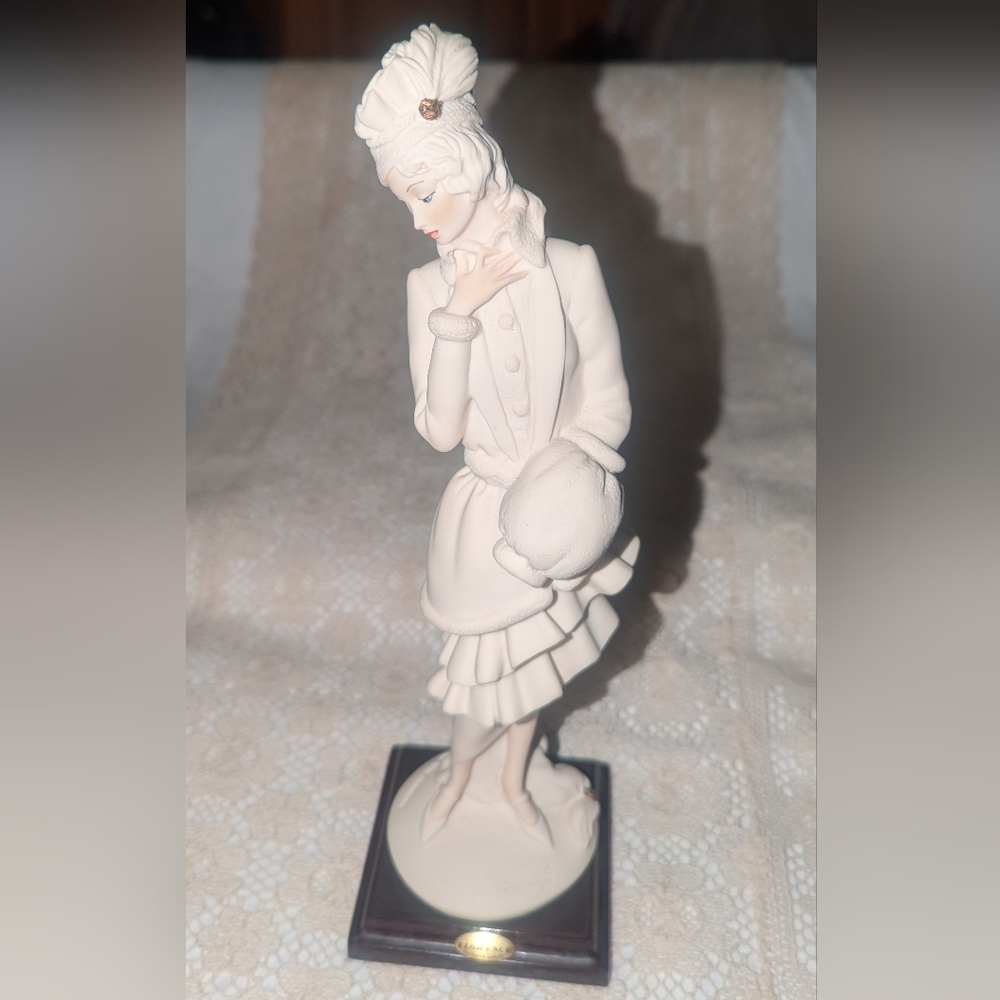 Vintage Giuseppe Armani Lady With Muff  Art Sculpture. Made In Italy 0408F
